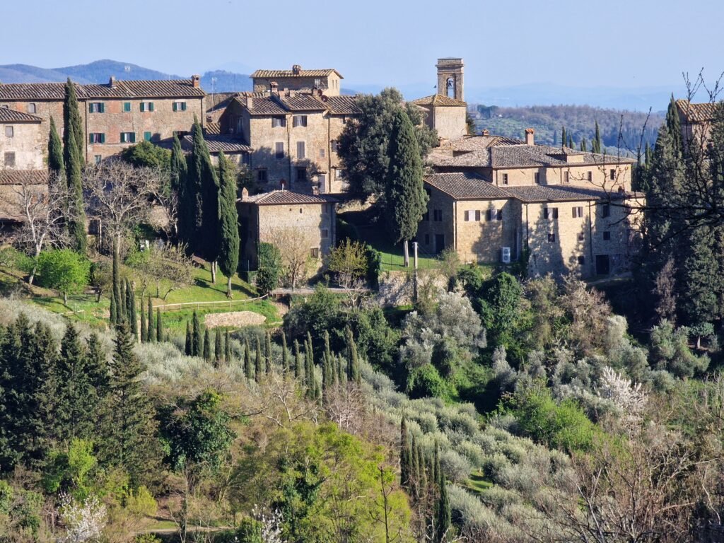 Uitzicht op het schattige dorpje Volpaia
