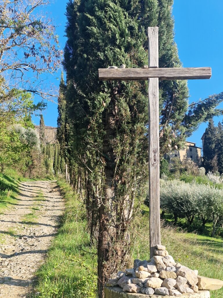 Houten kruis naast wandelroute vlakbij Volpaia
