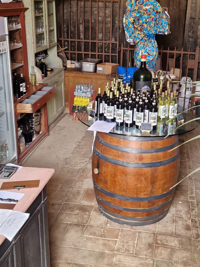 Wijnton met wijnflessen van Antica Taverna il Guerrino