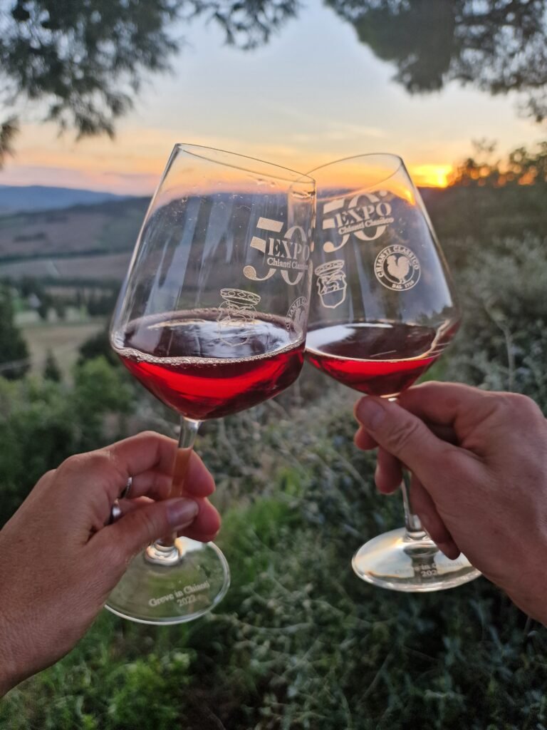 Twee glazen Chianti wijn die proosten bij zonsondergang