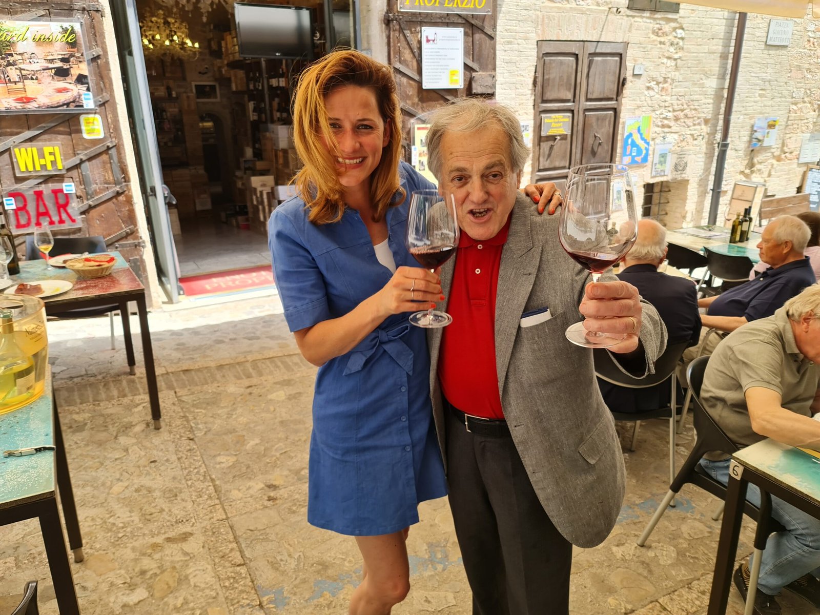 Proostend op het leven met een oudere heer op zijn buitenterras