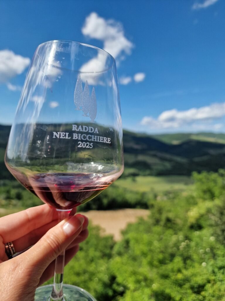 Glas Chianti wijn met uitzicht op de Toscaanse heuvels in Radda