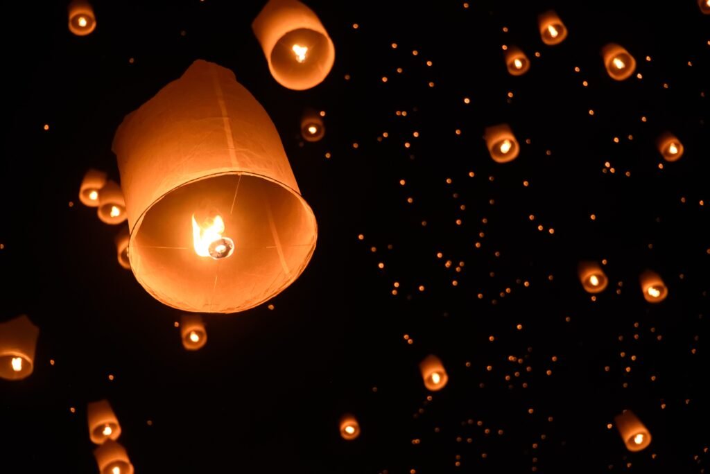 Lampionnen bij nacht